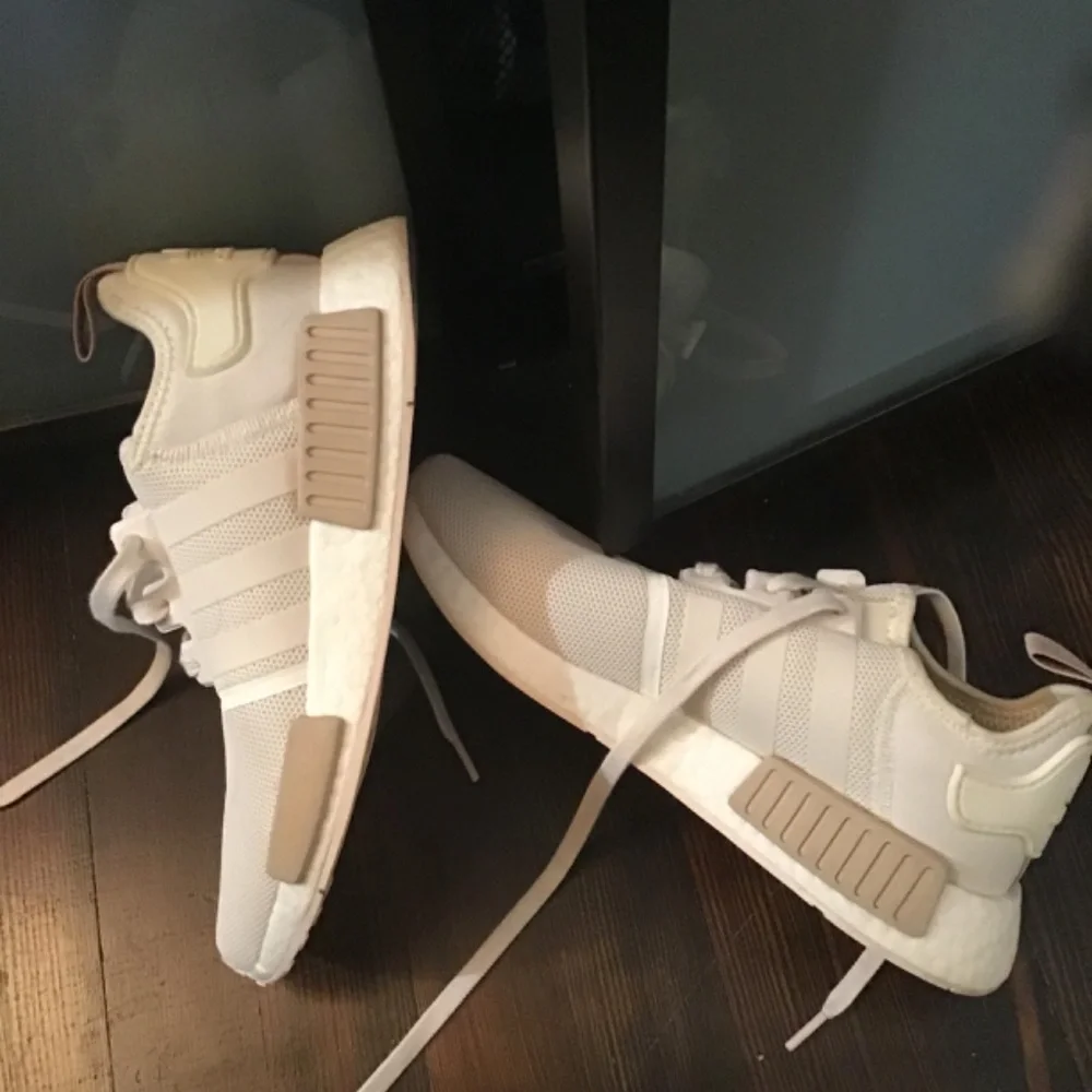 Adidas sneakers size 9.5 - Picture 2 of 5